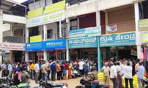 Tiptur : यूरिया के लिए किसानों की कतार
