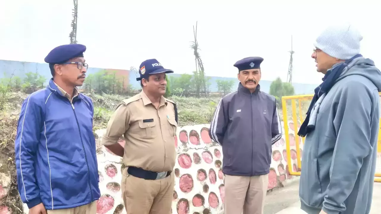 Gairsain: सुरक्षाकर्मियों के बीच पहुंचे मुख्यमंत्री धामी, सुनी जमीनी समस्याएं