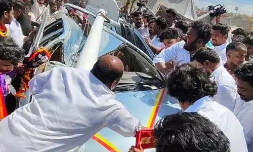 टोवागा शिखर सम्मेलन: 100 फुट ऊंचा ध्वजस्तंभ गिर गया और एक कार क्षतिग्रस्त हो गई टोवागा शिखर सम्मेलन: 100 फुट ऊंचा ध्वजस्तंभ गिर गया और एक कार क्षतिग्रस्त हो गई
