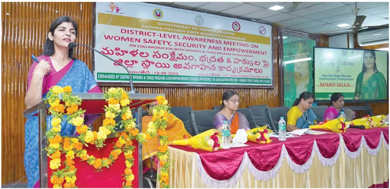 Andhra: महिलाओं से शक्ति ऐप डाउनलोड करने और उसका उपयोग करने का आग्रह Andhra: महिलाओं से शक्ति ऐप डाउनलोड करने और उसका उपयोग करने का आग्रह