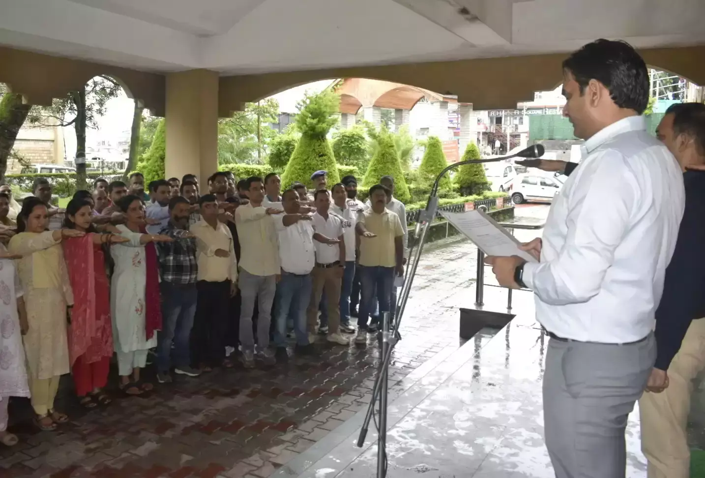 Dharamshala: कांगड़ा प्रशासन ने लिया भाईचारा और राष्ट्रीय एकता का संकल्प Dharamshala: कांगड़ा प्रशासन ने लिया भाईचारा और राष्ट्रीय एकता का संकल्प