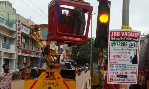 बंद पड़े ट्रैफिक सिग्नल को ट्रैफिक पुलिस ने कराया पुनः चालू