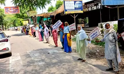 Haryana : रेवाड़ी के ग्रामीणों ने नए अस्पताल स्थल की मांग को लेकर मानव श्रृंखला बनाई