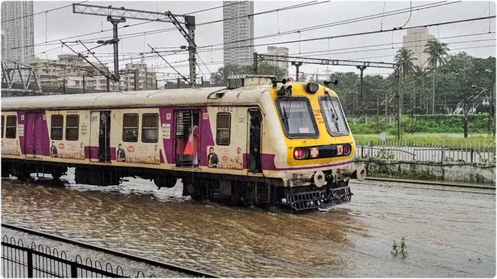 Mumbai: बारिश से जनजीवन अस्त-व्यस्त, मौत का आंकड़ा बढ़ा