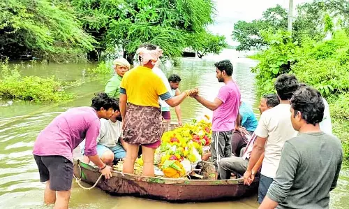 बाढ़ का पानी सड़क पर घुसा: शव को अंतिम संस्कार के लिए नाव में ले जाया गया बाढ़ का पानी सड़क पर घुसा: शव को अंतिम संस्कार के लिए नाव में ले जाया गया