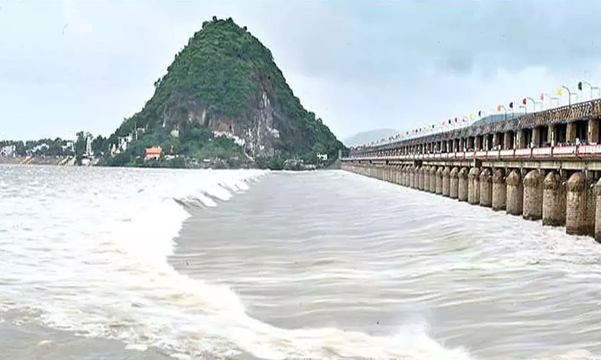 Andhra: प्रकाशम बैराज से बाढ़ के पानी का बहाव बढ़ा Andhra: प्रकाशम बैराज से बाढ़ के पानी का बहाव बढ़ा