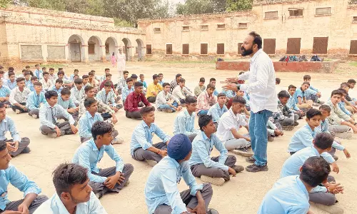 Sri Ganganagar: नशा मुक्त अभियान में छात्रों को सुरक्षा कवच बैज दिए गए Sri Ganganagar: नशा मुक्त अभियान में छात्रों को सुरक्षा कवच बैज दिए गए