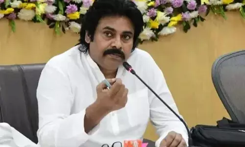 Pawan Kalyan : पीठापुरम की महिलाओं को साड़ियां बांटी गई Pawan Kalyan : पीठापुरम की महिलाओं को साड़ियां बांटी गई