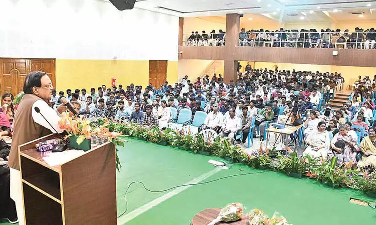 Andhra: यंदामुरी वीरेंद्रनाथ प्रेरक बातों से MITS छात्रों को प्रेरित करते हैं Andhra: यंदामुरी वीरेंद्रनाथ प्रेरक बातों से MITS छात्रों को प्रेरित करते हैं