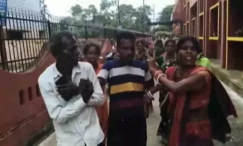 Odisha: दूसरी शादी को लेकर महिला ने कोर्ट में पति पर हमला किया Odisha: दूसरी शादी को लेकर महिला ने कोर्ट में पति पर हमला किया