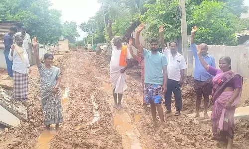 Karnataka :  सीसी सड़क जर्जर, ग्रामीणों में आक्रोश