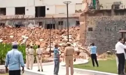 Delhi में इमारत ढहने से 3 लोगों की मौत, कई लोग दरियागंज में फंसे