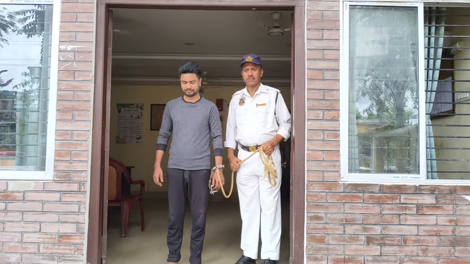 Assam : बदरपुर में फर्जी भ्रष्टाचार निरोधक अधिकारी पकड़ा गया, पुलिस को बड़े धोखाधड़ी रैकेट का शक