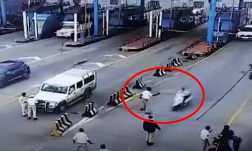 OMG एक्सीडेंट LIVE वीडियो, ट्रैफिक कांस्टेबल को टक्कर मार दी