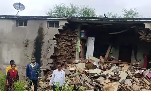 बारिश का कहर: घरों की दीवारें ढह गई बारिश का कहर: घरों की दीवारें ढह गई