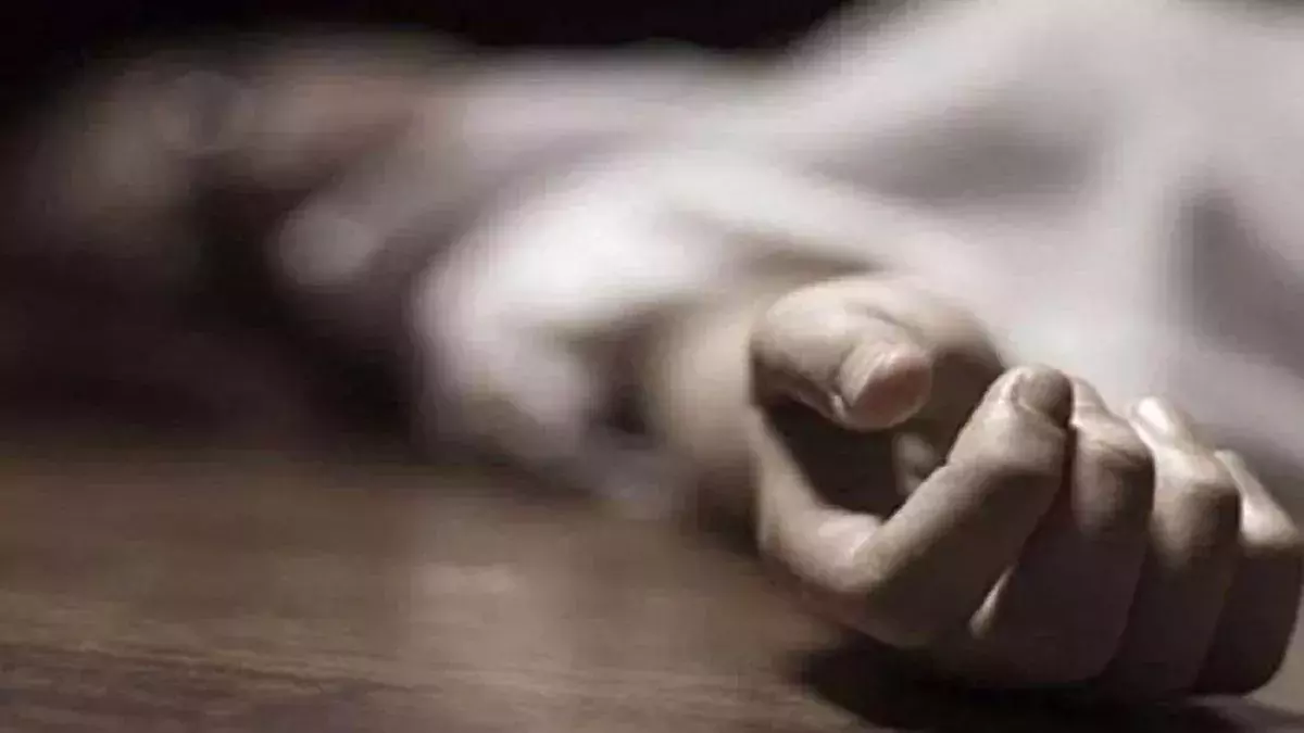 Jharia: बंद गोदाम में मिला शव, इलाके में दहशत Jharia: बंद गोदाम में मिला शव, इलाके में दहशत