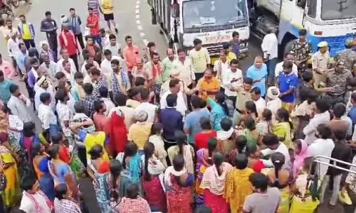 यूरिया की भारी कमी को लेकर Telangana में किसानों का विरोध प्रदर्शन यूरिया की भारी कमी को लेकर Telangana में किसानों का विरोध प्रदर्शन