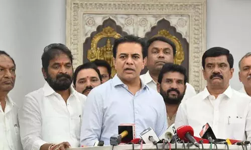 KTR ने तेलंगाना में उर्वरक संकट के लिए कांग्रेस सरकार को जिम्मेदार ठहराया, श्वेत पत्र की मांग की KTR ने तेलंगाना में उर्वरक संकट के लिए कांग्रेस सरकार को जिम्मेदार ठहराया, श्वेत पत्र की मांग की