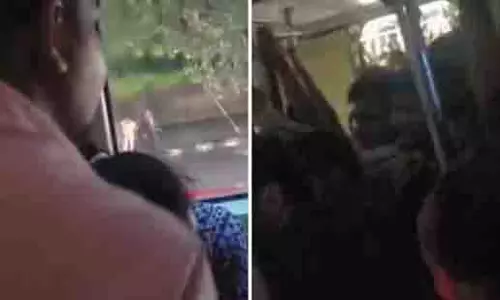 Mumbai: टॉर्च जलाकर पंखे से लटका यात्री, मोनोरेल में मची हड़कंप Mumbai: टॉर्च जलाकर पंखे से लटका यात्री, मोनोरेल में मची हड़कंप