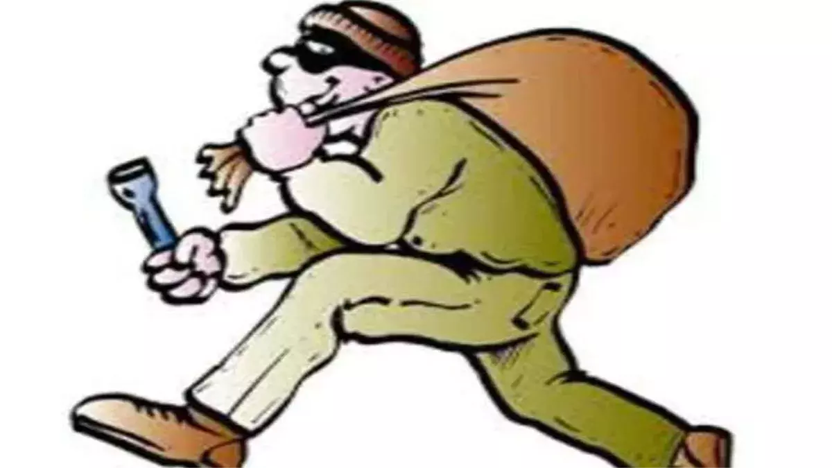 Latehar: चोरों ने पुलिसकर्मियों के घरों में डाली सेंध, इलाके में सनसनी Latehar: चोरों ने पुलिसकर्मियों के घरों में डाली सेंध, इलाके में सनसनी