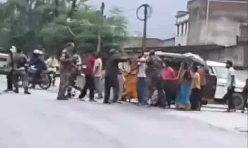 Bokaro: प्रदर्शनकारियों और पुलिस के बीच झड़प, थाना प्रभारी घायल Bokaro: प्रदर्शनकारियों और पुलिस के बीच झड़प, थाना प्रभारी घायल