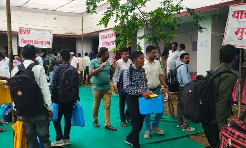 Dungarpur: पंचायतीराज उपचुनाव के लिए मतदान दल रवाना Dungarpur: पंचायतीराज उपचुनाव के लिए मतदान दल रवाना