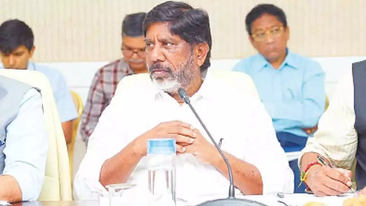 बिजली के खंभों से सभी लटकते तार हटाये जाएं: भट्टी बिजली के खंभों से सभी लटकते तार हटाये जाएं: भट्टी