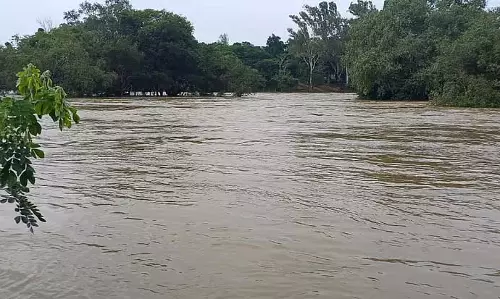 नाव यातायात निलंबित; पर्यटकों के लिए प्रतिबंध नाव यातायात निलंबित; पर्यटकों के लिए प्रतिबंध