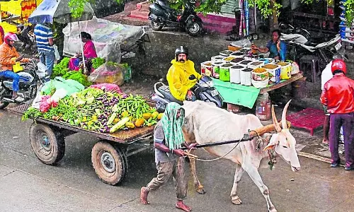 Davanagere : भारी बारिश से गरीबों का जीवन अस्त-व्यस्त