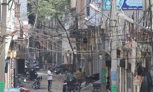 31 अगस्त तक बिजली के खंभों से तार हटाएँ, DC ने इंटरनेट प्रदाताओं से कहा
