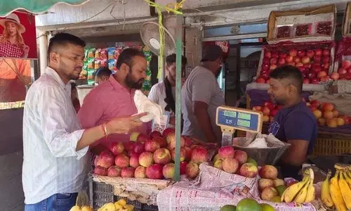 MC ने प्लास्टिक कैरी बैग पर कार्रवाई की, दुकानों का चालान काटा MC ने प्लास्टिक कैरी बैग पर कार्रवाई की, दुकानों का चालान काटा