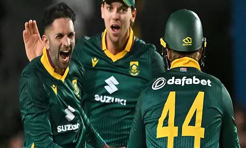Proteas स्पिनर Maharaj ने Australia के खिलाफ पांच विकेट लेकर ODI रैंकिंग में फिर से नंबर-1 स्थान पाया