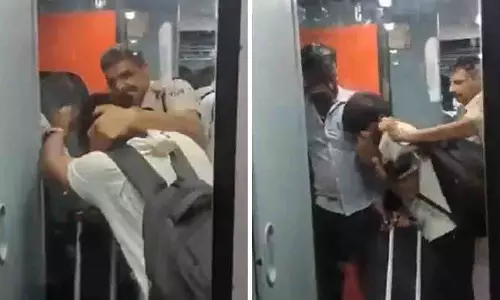 RPF अधिकारी ने यात्री को ट्रेन से बाहर फेंका, कार्रवाई शुरू RPF अधिकारी ने यात्री को ट्रेन से बाहर फेंका, कार्रवाई शुरू