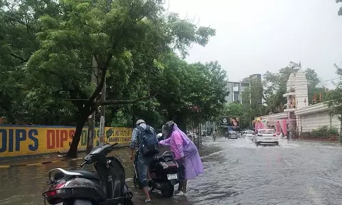 भारी बारिश से Jalandhar के पॉश इलाके झील में तब्दील भारी बारिश से Jalandhar के पॉश इलाके झील में तब्दील