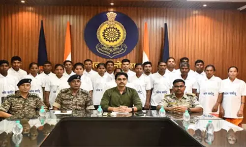 21 माओवादी आत्मसमर्पण, 25.50 लाख के इनामी नक्सली भी हुए पुनर्वासित 21 माओवादी आत्मसमर्पण, 25.50 लाख के इनामी नक्सली भी हुए पुनर्वासित