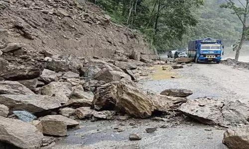 Siliguri: भूस्खलन ने रोकी NH-10 की रफ्तार, वाहन फंसे