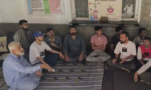 Himachal: डॉक्टरों और पैरामेडिकल स्टाफ की कमी को लेकर सलूणी के ग्रामीण अनशन पर Himachal: डॉक्टरों और पैरामेडिकल स्टाफ की कमी को लेकर सलूणी के ग्रामीण अनशन पर