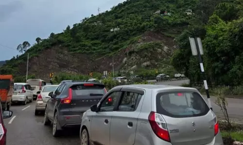 लंबे सप्ताहांत के कारण Parwanoo-Shimla राष्ट्रीय राजमार्ग पर यातायात अव्यवस्था लंबे सप्ताहांत के कारण Parwanoo-Shimla राष्ट्रीय राजमार्ग पर यातायात अव्यवस्था