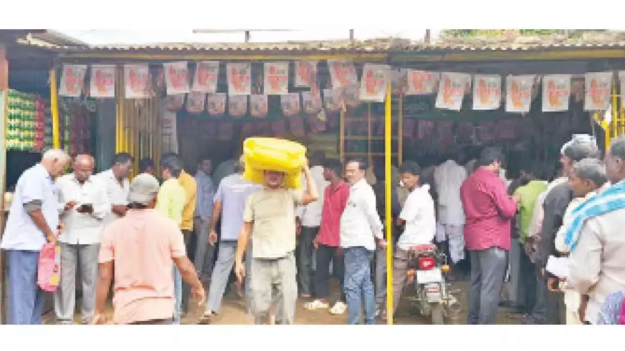 Telangana: राजस्थान के किसान पीक सीजन में यूरिया की कमी से नाराज