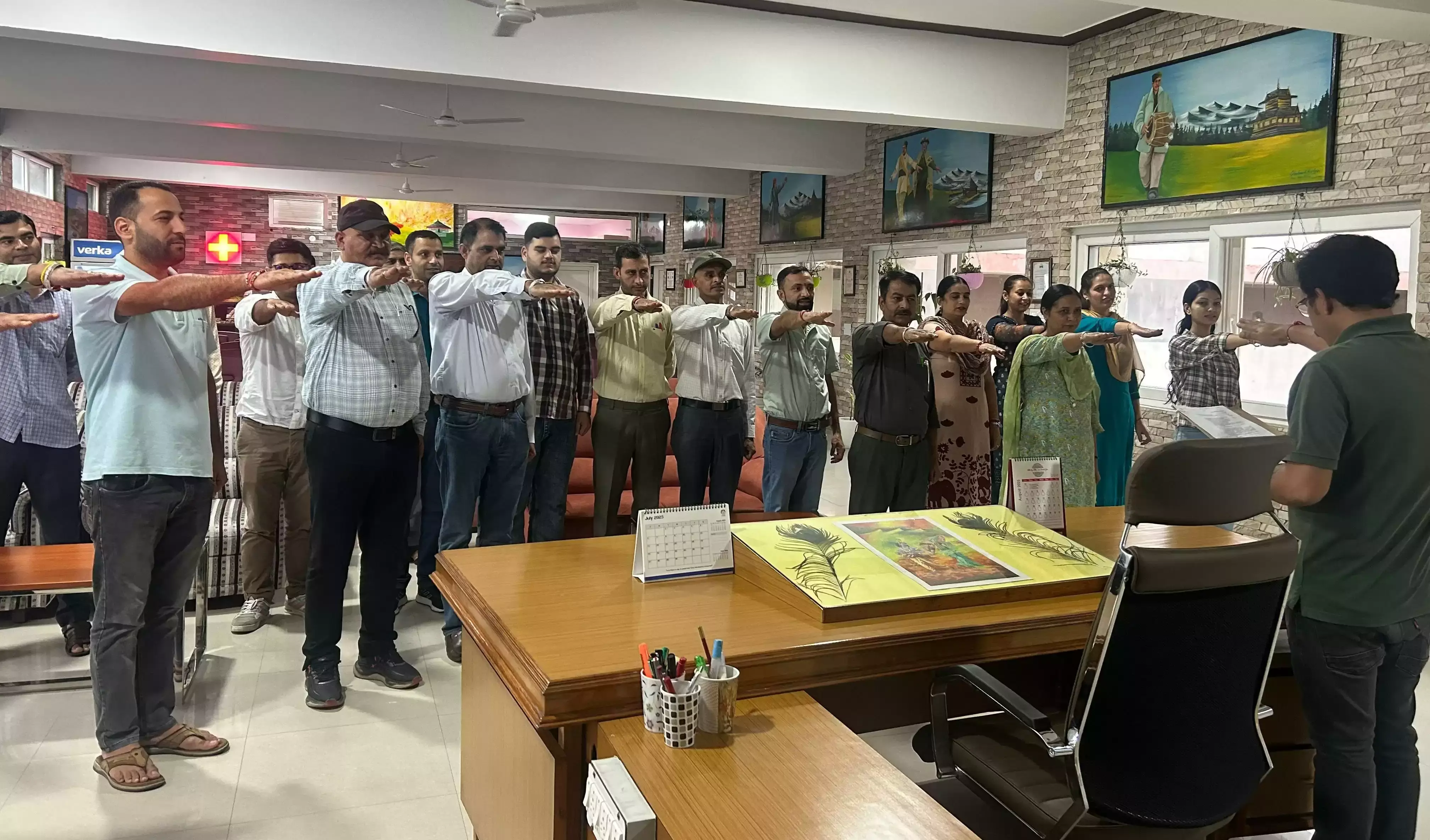 Hamirpur: कर्मचारियों और अधिकारियों ने सद्भाव की शपथ ली