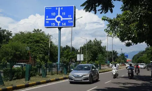 Panchkula में पुराने साइन बोर्ड की जगह नीले रंग के रेट्रो-रिफ्लेक्टिव डिजाइन लगाए जाएंगे Panchkula में पुराने साइन बोर्ड की जगह नीले रंग के रेट्रो-रिफ्लेक्टिव डिजाइन लगाए जाएंगे