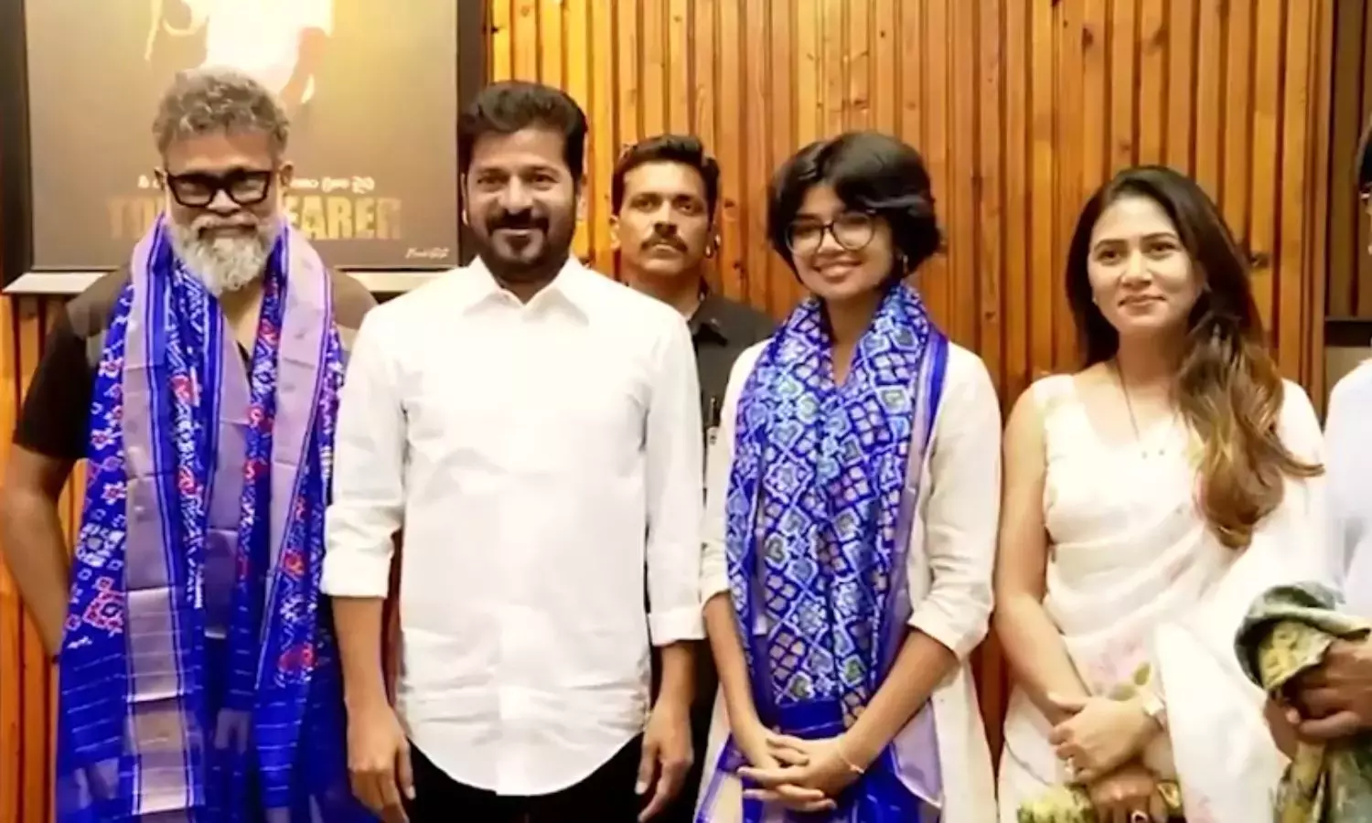 CM ने निर्देशक सुकुमार की बेटी सुकृति को राष्ट्रीय पुरस्कार के लिए सम्मानित किया