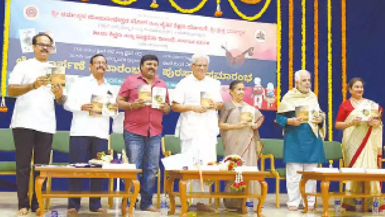 Karnataka: धर्मस्थल में नैतिक शिक्षा पर पुस्तकों का विमोचन Karnataka: धर्मस्थल में नैतिक शिक्षा पर पुस्तकों का विमोचन