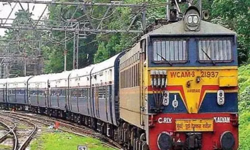 Pune में भारी बारिश: डेक्कन क्वीन, एक्सप्रेस और प्रगति ट्रेनें रद्द, यात्रियों को परेशानी Pune में भारी बारिश: डेक्कन क्वीन, एक्सप्रेस और प्रगति ट्रेनें रद्द, यात्रियों को परेशानी