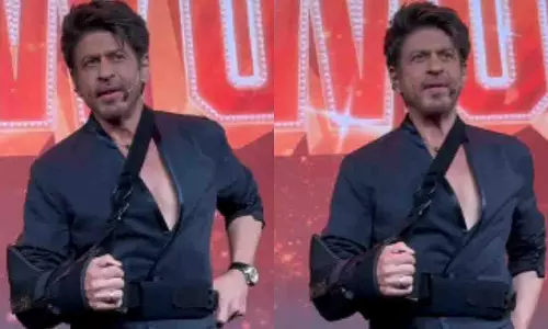 सर्जरी के बाद पहली बार नजर आए Shahrukh, बांह में स्लिंग