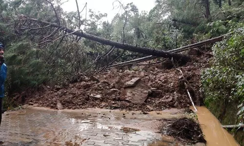 भारी बारिश से Kangra district में भूस्खलन और बाढ़ भारी बारिश से Kangra district में भूस्खलन और बाढ़