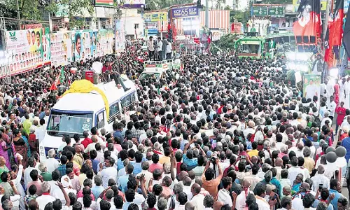 Vellore में एम्बुलेंस ड्राइवर पर चिल्लाने के बाद एडप्पाडी ने खड़ा किया विवाद Vellore में एम्बुलेंस ड्राइवर पर चिल्लाने के बाद एडप्पाडी ने खड़ा किया विवाद
