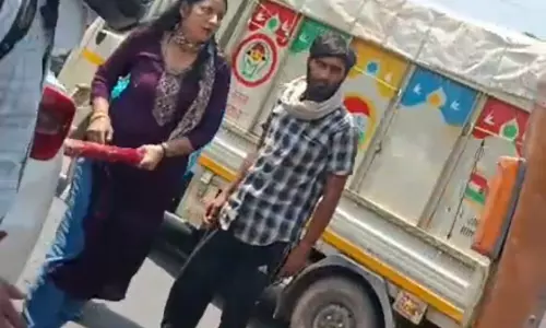 NCR Faridabad: ट्रक से टकराई कार, महिला ने गुस्से में हेडलाइट और शीशे तोड़े NCR Faridabad: ट्रक से टकराई कार, महिला ने गुस्से में हेडलाइट और शीशे तोड़े