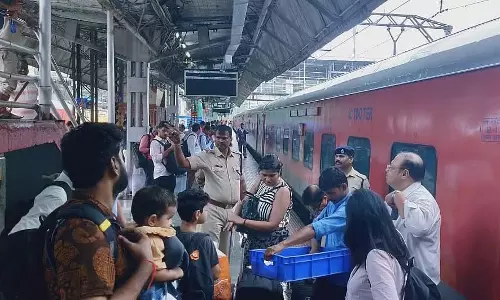 भारी बारिश में केंद्रीय रेलवे की ट्रेन सेवाएं ठप, RPF ने 700 यात्रियों को सुरक्षित निकाला