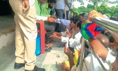 यूरिया के लिए अधिकारी के पैर दबाने वाला किसान